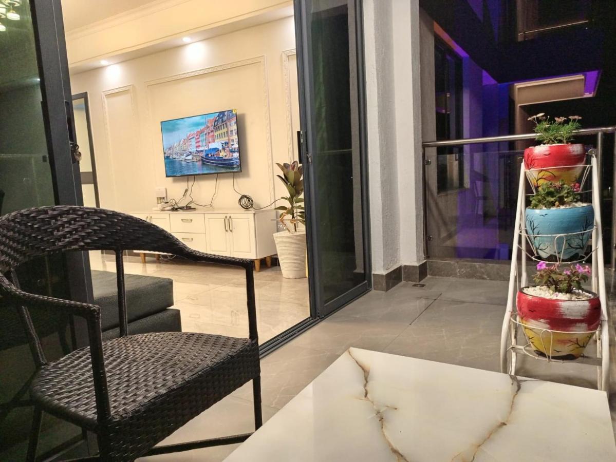 Stayrest Safari Tours New 3 Bedroom Apartments In Kilimani Nairobi With Rooftop Pool Экстерьер фото